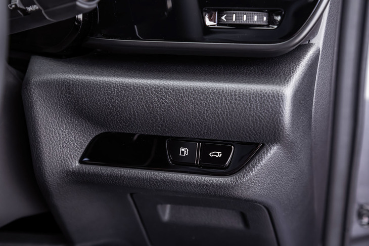 NX450h＋“バージョンL”（給油口とリアゲート操作スイッチ）