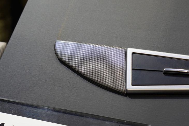 大日本印刷のブースの一等地に展示されていた次世代の加飾パネル。一見何もないが……