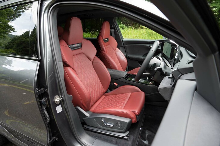 オプションで用意される、ダイヤモンドステッチの入ったファインナッパレザーの「Sスポーツシート」。マッサージ機能付きで、色はブラックとレッドから選択できる。