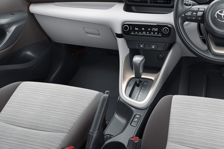 電動パーキングブレーキは、サイドブレーキレバーなどを小さなスイッチに置き換えられるため、インテリアレイアウトの自由度が高まるのもメリットだ。