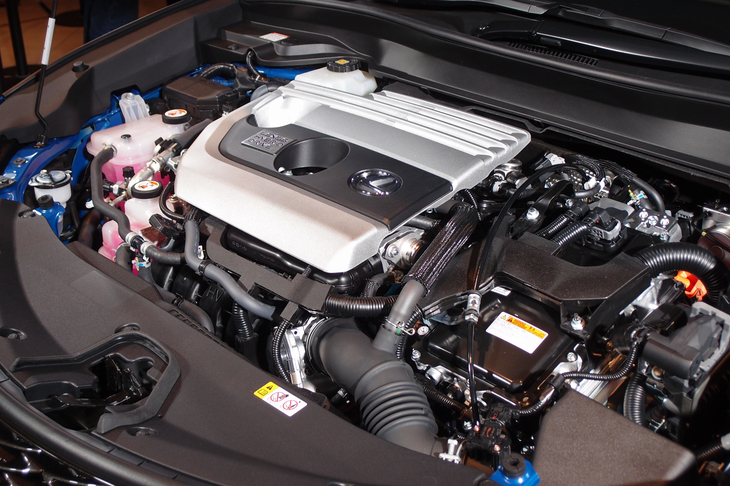 パワーユニットは、新開発の2リッター直4直噴エンジンと、同ユニットをモーターがサポートするハイブリッド（写真）の2種類がラインナップされる。