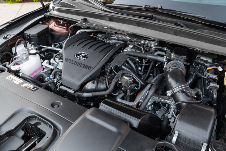 2.4リッター直4ターボエンジンをベースとする、「RX500h“Fスポーツ パフォーマンス”」のハイブリッドシステム。状況に合わせて前後輪の駆動力配分比を100：0～20：80の間で変化させる「DIRECT4」システムが組み合わされる。