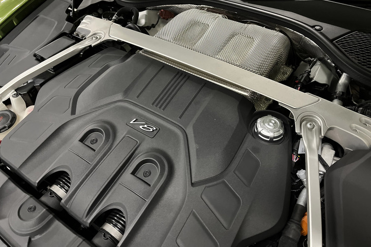 最高出力600PSの4リッターV8ツインターボエンジンをベースとするプラグインハイブリッドシステムを搭載。システム最高出力は782PSで、同最大トルクは1000N・m！ ベントレーはこのパワートレインを「ウルトラパフォーマンスハイブリッド」と呼んでいる。