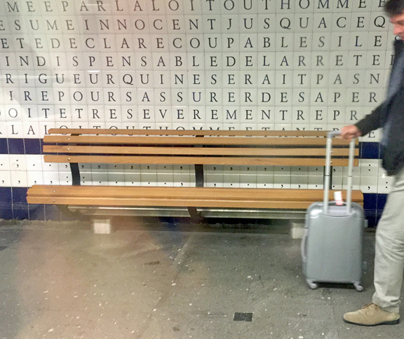 地下鉄の椅子といえば長年プラスチック製ばかりだったが、ここにきて尻触り（？）のいい木製が導入され始めた。ただし、寝転がれないよう座面の奥行きは極めて浅い。