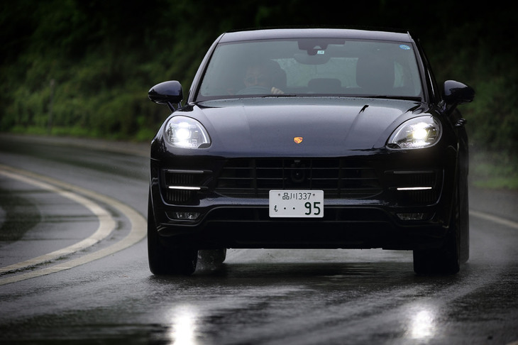 「マカン ターボ」と比べてブレーキシステムも強化されており、フロントローターの直径が360mmから390mmに、厚さが36mmから38mmにそれぞれ拡大されている。