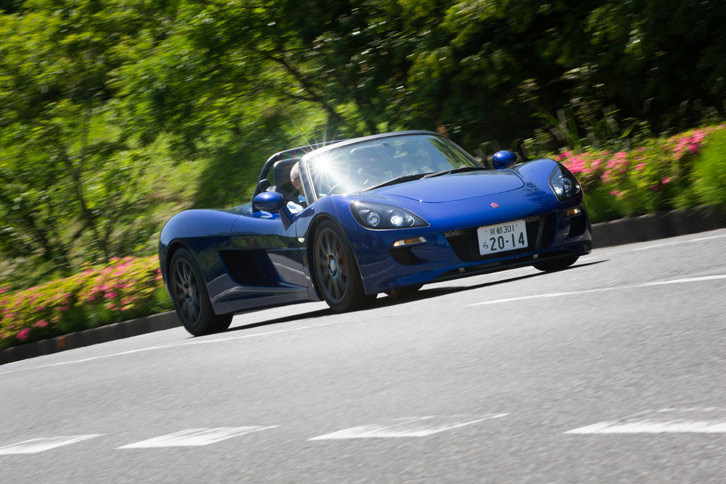 リチウムイオン式バッテリーの蓄電量は18.0kWh。一充電走行可能距離は120kmとされている。