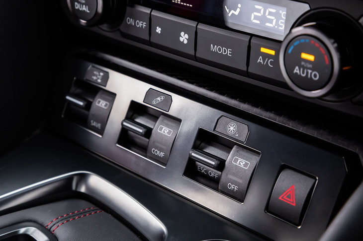 センターコンソール下部に、ドライブトレインやサスペンション、スタビリティーコントロールの制御切り替えスイッチが備わる。いずれも「R」モードが最強の設定となる。