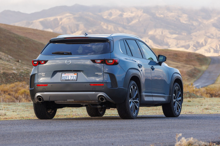 フェンダーの張り出し感が印象的な「CX-50」のリアビュー。全幅1920mmと聞くと大きなクルマに思えるが、実質的には「ポルシェ・マカン」と同程度のサイズ感である。