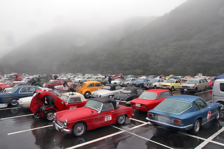 フィニッシュ後、雨に煙る榛名湖駐車場にたたずむ参加車両。