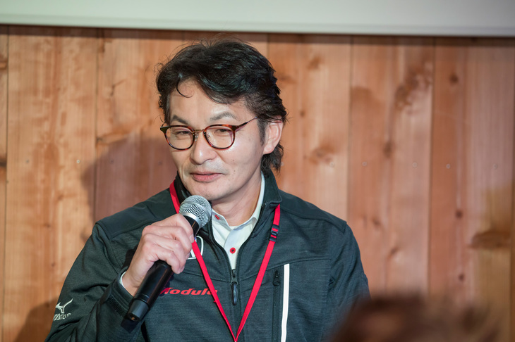 「モデューロX」のこだわりについて語る、ホンダアクセスの福田正剛氏。データ上の数値ではなく、人間の感覚を重視して開発するからこそ、モデューロXは「乗って違いを実感できるクルマ」に仕上がるのだ。