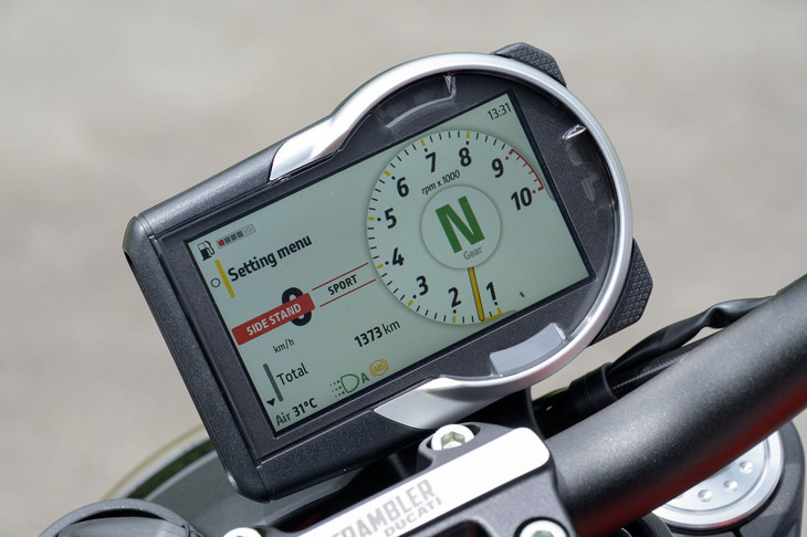 新しい「スクランブラー」は走りの進化に加え、よりモダンな装備の採用もトピック。ヘッドランプはLEDとなり、メーターには4.3インチのTFTカラー液晶スクリーンが採用された。