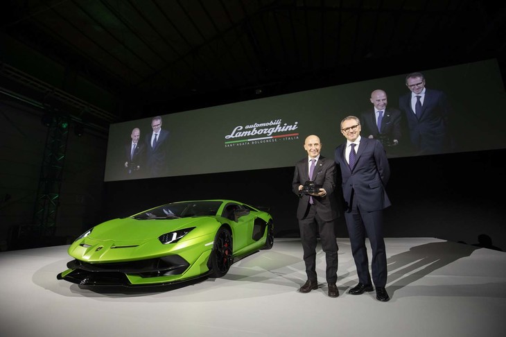 アジア・パシフィックでは初披露となったランボルギーニのフラッグシップ「アヴェンタドールSVJ」の発表ステージにて、アウトモビリ・ランボルギーニCEOステファノ・ドメニカリ氏（右）と、ジョルジョ・スタラーチェ駐日イタリア大使（左）。