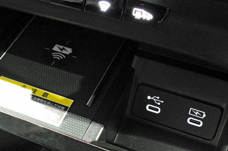 ホンダ・インサイト（USB Type-Cポート／ワイヤレスチャージャー）
