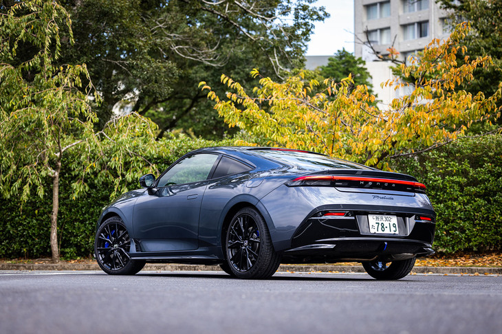 トレッドとホイールベースの比率を、直進安定性と旋回性をバランスさせた1：1.6のアスペクトレシオに設定。ロー＆ワイドのフォルムと滑らかなルーフラインは印象的だが、外観デザインにノッチバックスタイルを採用していた従来型との共通点は見当たらない。