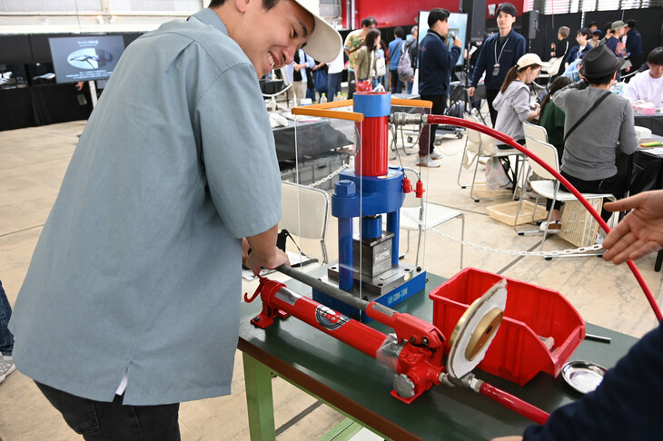 体験コンテンツの「プレス体験ロードスター記念プレートづくり」。「ロードスター」の部品端材に、自分の力で刻印をプレスするというものだ。