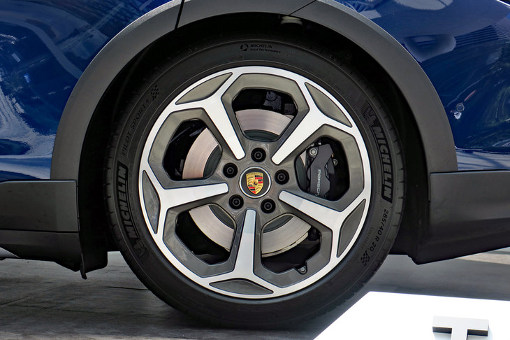 ポルシェ・タイカン4クロスツーリスモ（リアタイヤ＆ホイール）