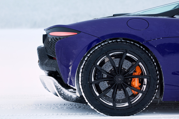 タイヤはどうするのだろうと思っていたら、なんと「Pure McLaren Arctic Experience」のためだけに、「アルトゥーラ」用の特注のスパイクタイヤが用意されていた。