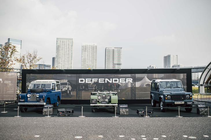 参加者を出迎えてくれた3台のヒストリックモデル。右から1996年の「ディフェンダー90」と1948年の「ランドローバー・シリーズ1」、そして1964年の「ランドローバー・シリーズ2A」。