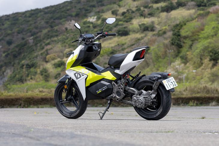 シングルチャンネルのABSやトラクションコントロールといった安全装備も採用された「フェローFW-06」。電動のスポーツスクーターとして、かなり完成度の高いモデルだった。