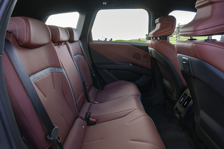 電動車専用プラットフォームを採用しただけあり、後席、特に足元は先代モデルよりも明確に広くなった。