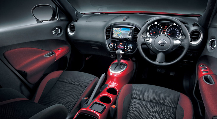 エクステリア同様にアグレッシブなイメージだった「ジューク」のインテリア。センターコンソールの意匠はバイクのタンクをモチーフにしたもので、ひとつのコントロールパネルでエアコンとドライブモードセレクターの操作を受け持つ「インテリジェントコントロールディスプレイ」も、当時としては画期的だった。