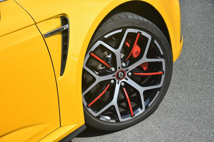 「メガーヌR.S.トロフィー」には、レッドの差し色が鮮やかな19インチアロイホイールが装着される。