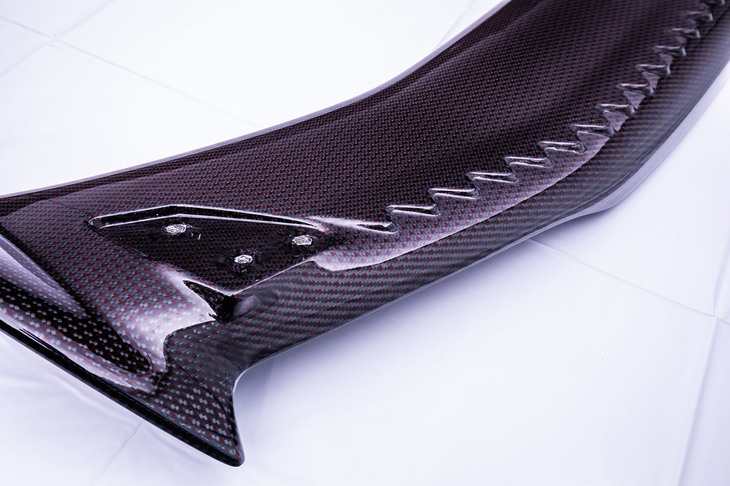 シェブロンと呼ばれるテールゲートスポイラー裏面に成形されたノコギリのような突起は、航空機用ジェットエンジンの排気口に使われる同形状をヒントにしたものだという。