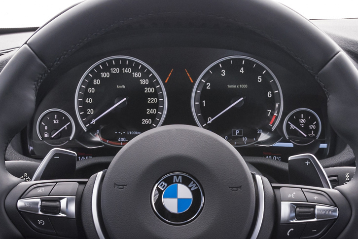 メーターは、アナログ式の2眼タイプ。中央の液晶部分に、運転支援システムの情報が表示される。