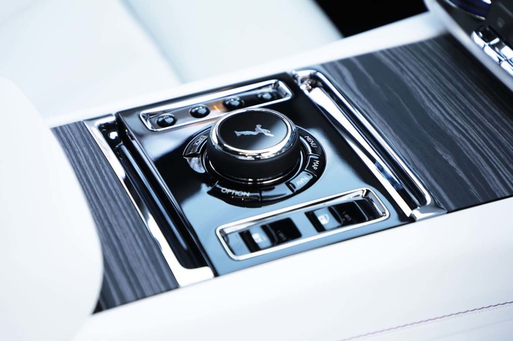 センターコンソールには、ダイヤル型のインフォテインメントシステムの操作スイッチが配される。