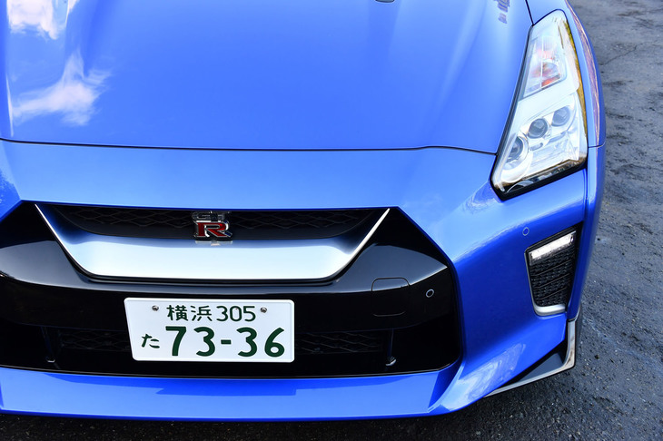 【日産GT-Rプレミアムエディション】
	ボディーサイズ：全長×全幅×全高＝4710×1895×1370mm／ホイールベース：2780mm／車重：1770kg／駆動方式：4WD／エンジン：3.8リッターV6 DOHC 24バルブ ターボ／トランスミッション：6段AT／最高出力：570PS（419kW）/6800rpm／最大トルク：637N・m（65.0kgf・m）/3300-5800rpm／タイヤ：（前）255/40ZRF20 101Y／（後）285/35ZRF20 104Y（ダンロップSP SPORT MAXX GT 600 DSST CTT）／燃費：7.8km/リッター（WLTCモード）／価格：1232万9900円
	
	【取材時の燃費データ】
	テスト距離：345.5km（市街地2：高速道路6：山岳路2）／使用燃料：57.0リッター（ハイオクガソリン）／参考燃費：6.1km/リッター（満タン法）／6.3km/リッター（車載燃費計計測値）
