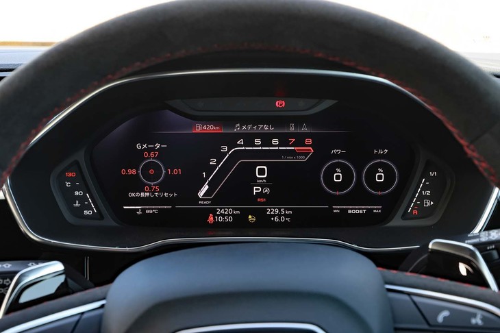 「アウディ バーチャルコックピットプラス」はRSモデル専用表示モード（写真）を備えている。センターにはバータイプのエンジン回転計がレイアウトされる。