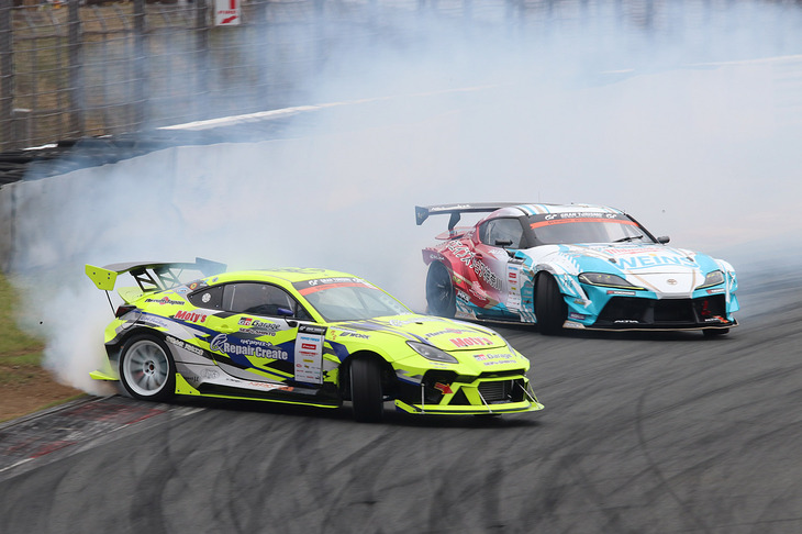 今シーズン開幕直前の熱気を感じさせる白熱のバトルが繰り広げられたD1グランプリ エキシビションマッチ「ラウンドゼロ」。午後に行われた追走トーナメント戦では、ドリフト界の頂点を目指すプロたちのガチンコ勝負に、観客たちは手に汗を握った。写真は「GR86」を駆る村上 満選手と「GRスープラ」を駆る山中真生選手のバトル。