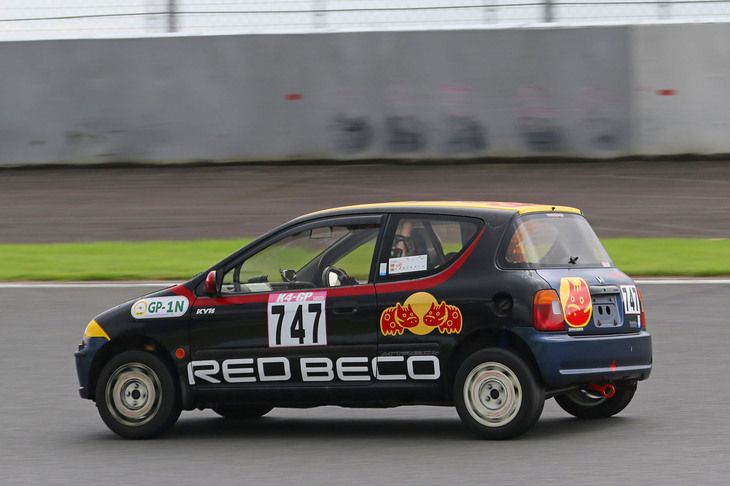 赤ベコのトボケた表情がいい「RedBeco HONDA」は、自然吸気エンジンのAT車によるGP-1-Nクラスで優勝した。新車市場では不評だったテールゲートを持たない2代目「ホンダ・トゥデイ」の前期型だが、K4-GPでは昔から人気車種である。