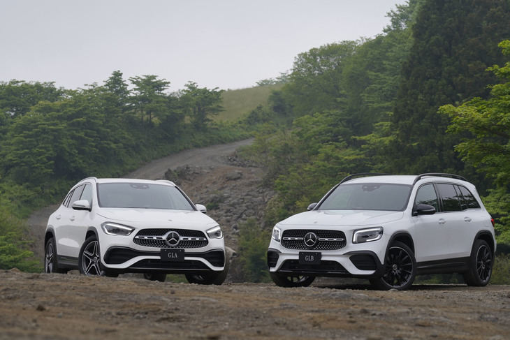 「メルセデス・ベンツGLA」（左）と「GLB」（右）。