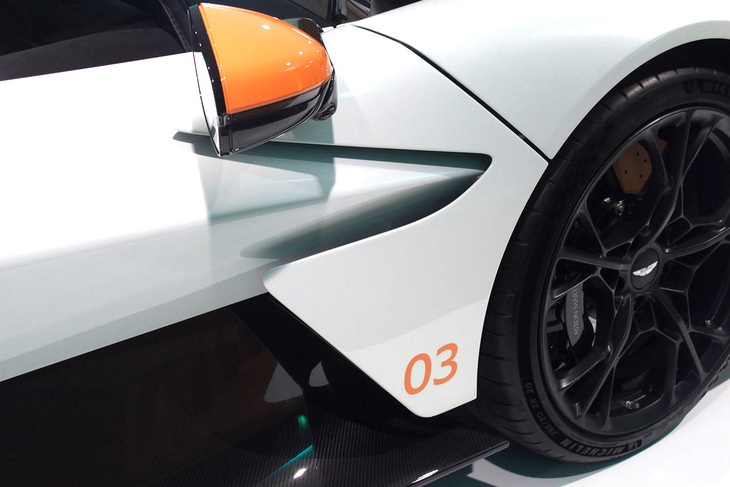 アストンマーティン・ヴァルハラ（ドア）