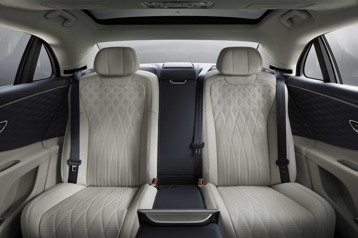 後席の様子。シート地の素材やカラーを好みのものに変えられるパーソナルプログラムも用意される。