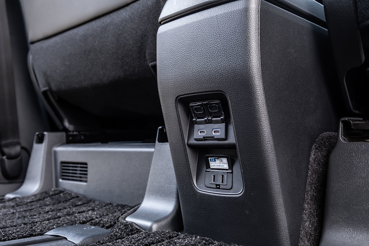 非常時給電システム付き100V・1500Wの電源コンセントは4万4000円のオプションアイテム。センターコンソールボックスの後方（写真）と荷室にコンセントを配置する。