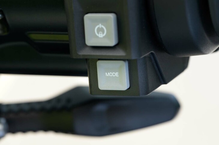 走行モードの切り替えスイッチは、右スイッチボックスの最下段に備わる。