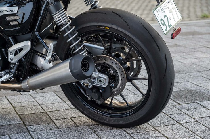 2本出しのメガホンマフラーは、ブラシ仕上げのステンレススチール製。レーシーなパターンの「メッツラー・レーステックRR」タイヤが装着されている。