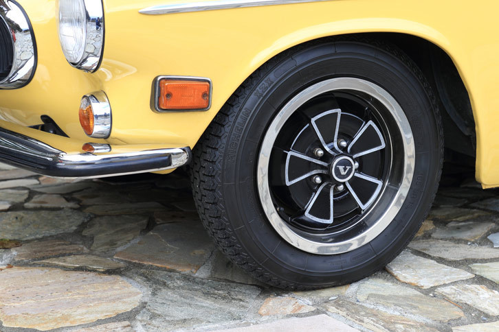 タイヤサイズは165SR15。テスト車にはミシュランがクラシックカー向けに生産している「XZX」が装着されていた。