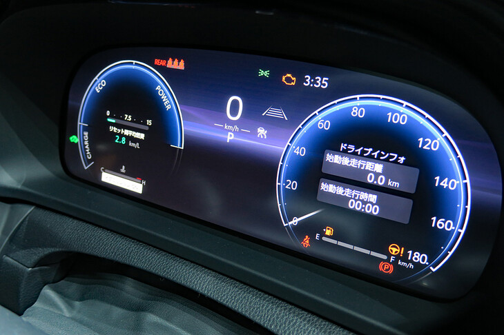 全車に装備される12.3インチTFTカラーメーター。「RS“アドバンスト”」「G“アドバンスト・レザーパッケージ”」「G“アドバンスト”」にはフルカラーのヘッドアップディスプレイも備わる。