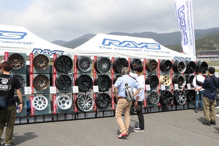 ホイールメーカーのレイズは、さまざまな高性能ホイールをずらりと展示した。実物に触れて愛車とのマッチングが検討できる、貴重な機会だ。