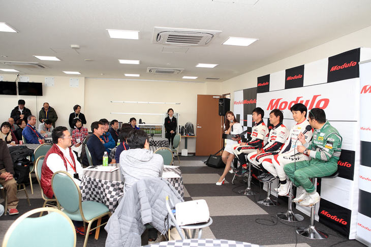 VIPルームでのトークショーは、モデューロゆかりのレーサーたちが集まった豪華な顔ぶれに。開発アドバイザーである土屋圭市さんからは、「モデューロX」の開発裏話が披露された。
「テストでは、市販車なのにレーシングカーよりも多い仕様のアルミホイールが用意されていて、その中からベストなものを選ぶために徹底的に走りこんだ。最初は、俺でも違いが分からないけど、テストを重ねていくと、『これだ！』ってセットが見えてくるんだよ」。