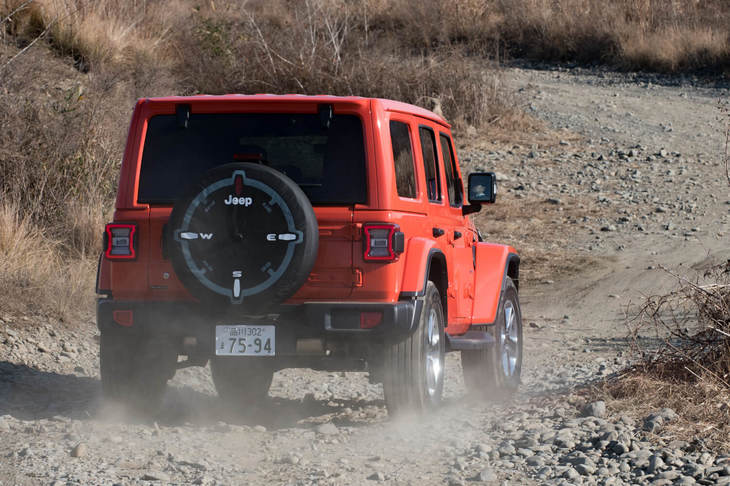 エクステリアでは、LED式のヘッドランプやリアコンビランプ、18インチアルミホイール、ボディー同色のフェンダーと脱着式ルーフなどが「ローンチエディション」の特徴となっている。