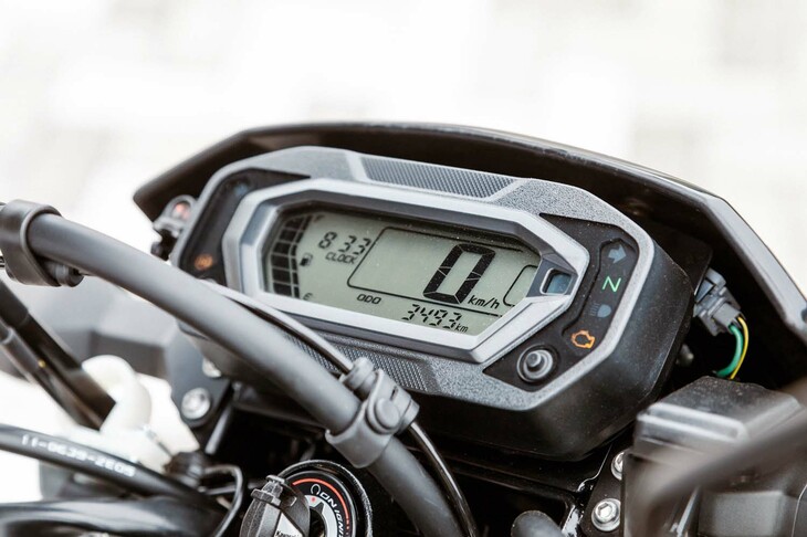 インストゥルメントパネルはモノクロの液晶ディスプレイと各種インジケーターの組み合わせ。特にギミックのないシンプルなものだが、表示も分かりやすく、不満を感じることはなかった。