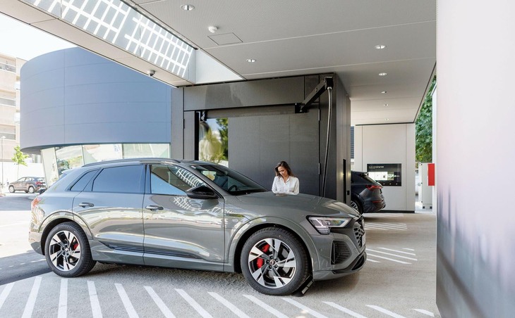 アウディの充電設備である「Audi charging hub」も、充電中の“コト消費”が考えられている。写真はニュルンベルク、ベルリン、チューリッヒに続き開設されたザルツブルクの施設。日本国内での設置計画も進められている。