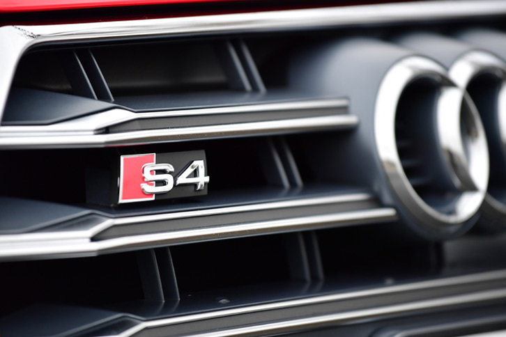フロントグリルには、「S4」のロゴがあしらわれる。