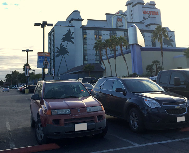 フーターズ・カジノホテル前にいた「サターン・ビュー」。アメリカ人の記憶からも消え去りそうな、こういうクルマが筆者は大好きである。