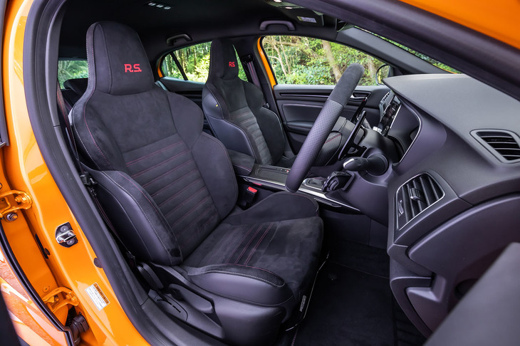 ヘッドレストに「R.S.」の刺しゅうが施された専用スポーツシートを採用。表皮には体がずれにくいアルカンターラが用いられ、シートの縁にステアリングホイールと同じくグレーのステッチが入る。