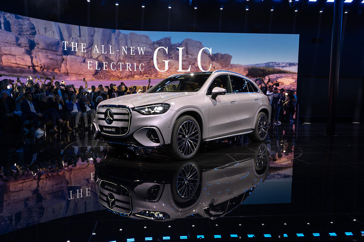 ステージ上で披露された「ALL-NEW ELECTRIC GLC」。事実上の「EQC」の後継モデルである。